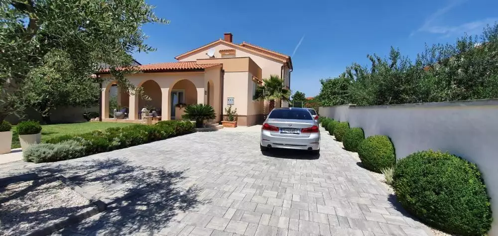 Villa 300m² in Croatia, Medulin. Priced at 832000€ rent photo-6