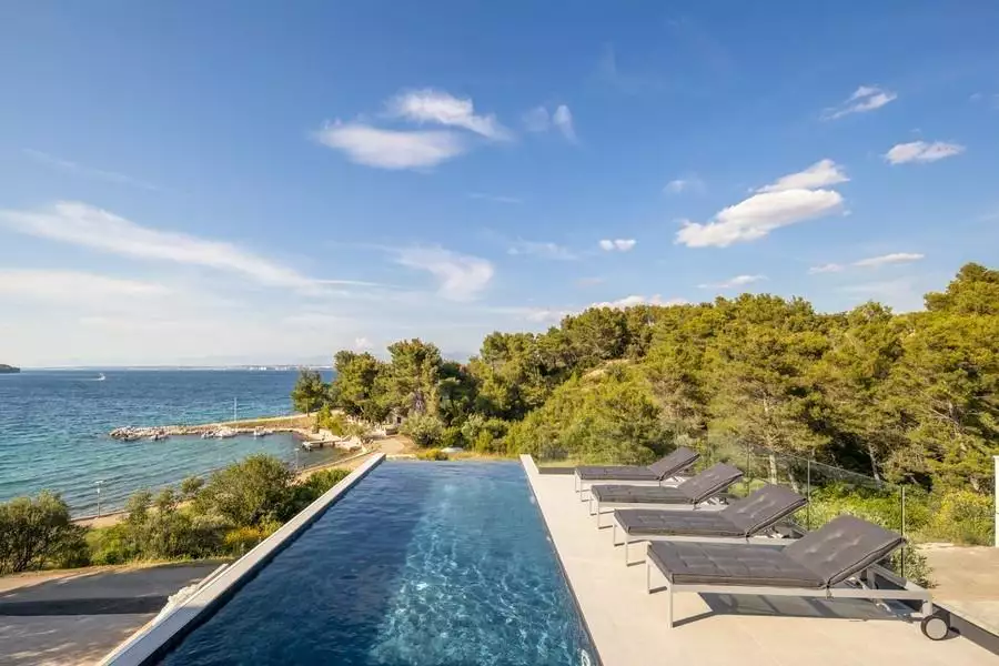Villa 260m² in Croatia, Ugljan. Priced at 1400000€ rent photo-1