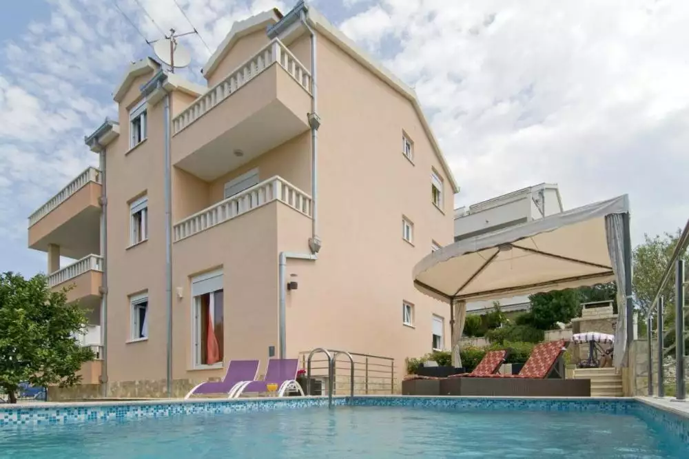 Hotels 320m² in Croatia, Ciovo. Priced at 780000€ rent photo-1