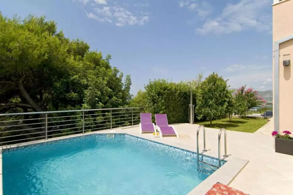 Hotels 320m² in Croatia, Ciovo. Priced at 780000€ rent photo-2