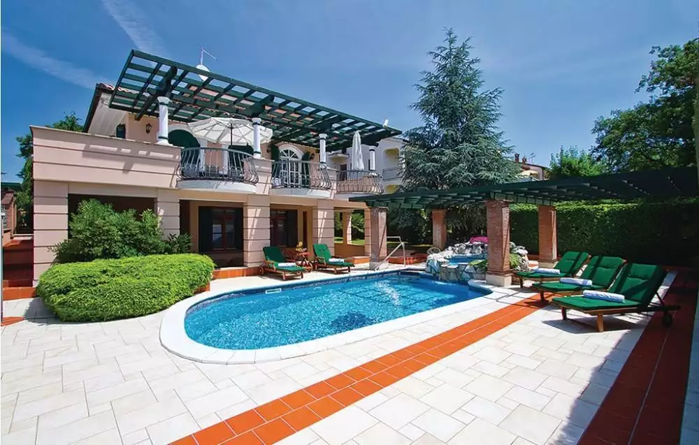 Villa 362m² in Croatia, Porec. Priced at 1195000€ rent photo-3