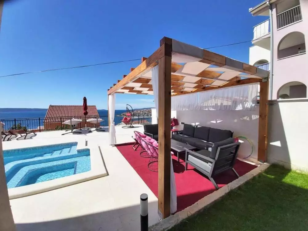 Hotels 330m² in Croatia, Ciovo. Priced at 1000000€ rent photo-1