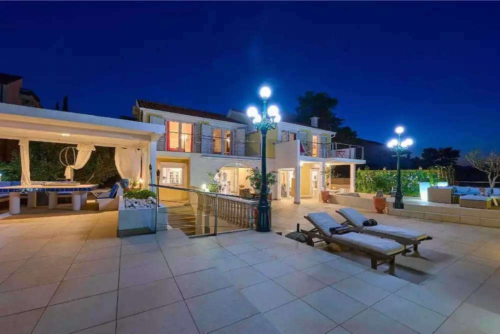 Villa 304m² in Croatia, Ciovo. Priced at 2700000€ rent photo-1