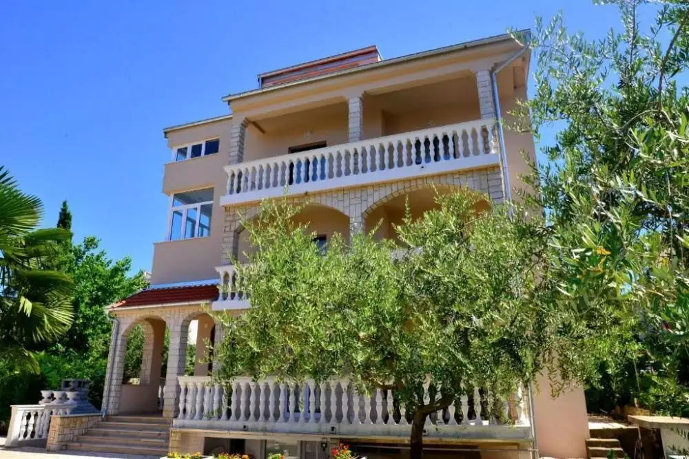 Hotels 560m² in Croatia, Malinska. Priced at 1400000€ rent photo-1
