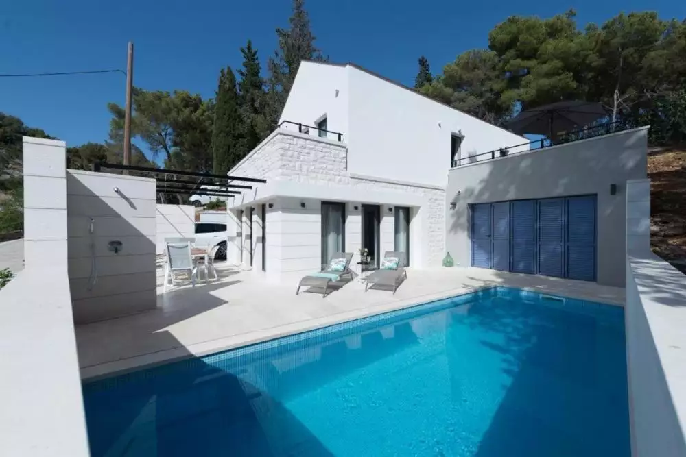 Villa 150m² in Croatia, Milna. Priced at 700000€ rent photo-4