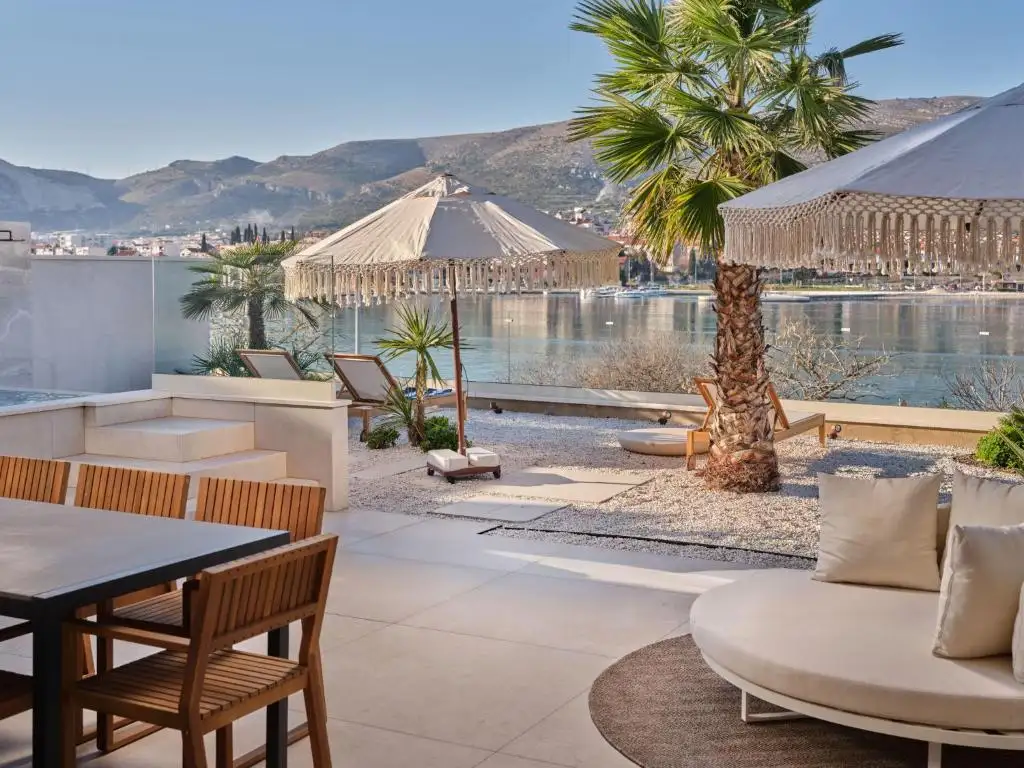 Villa 400m² in Croatia, Ciovo. Priced at 2500000€ rent photo-25