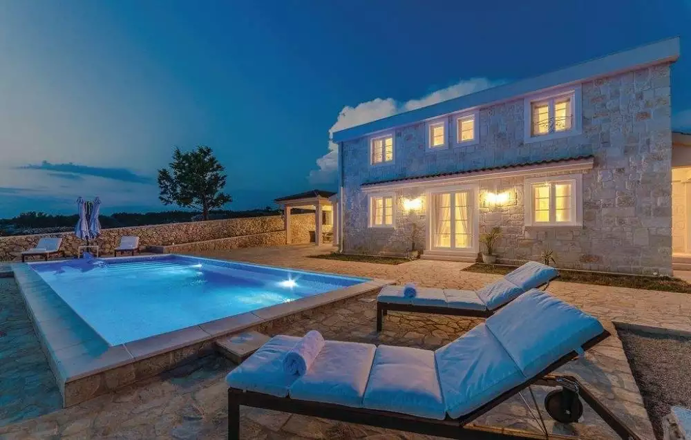 Villa 200m² in Croatia, Novalja. Priced at 1200000€ rent photo-2