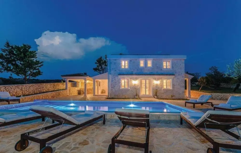 Villa 200m² in Croatia, Novalja. Priced at 1200000€ rent photo-4
