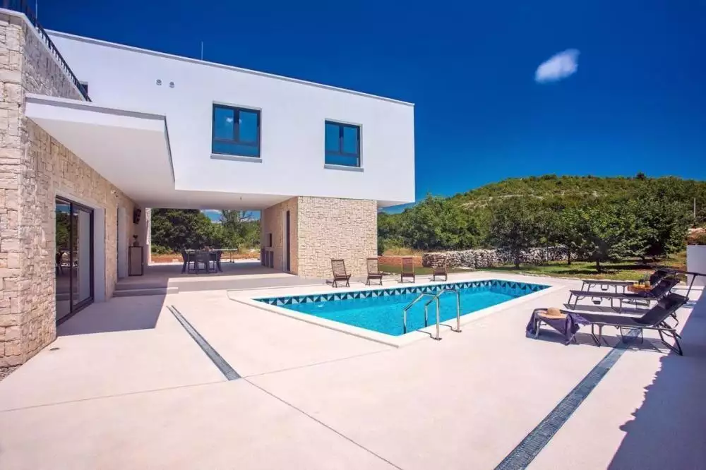 Villa 300m² in Croatia, Split. Priced at 1000000€ rent photo-3