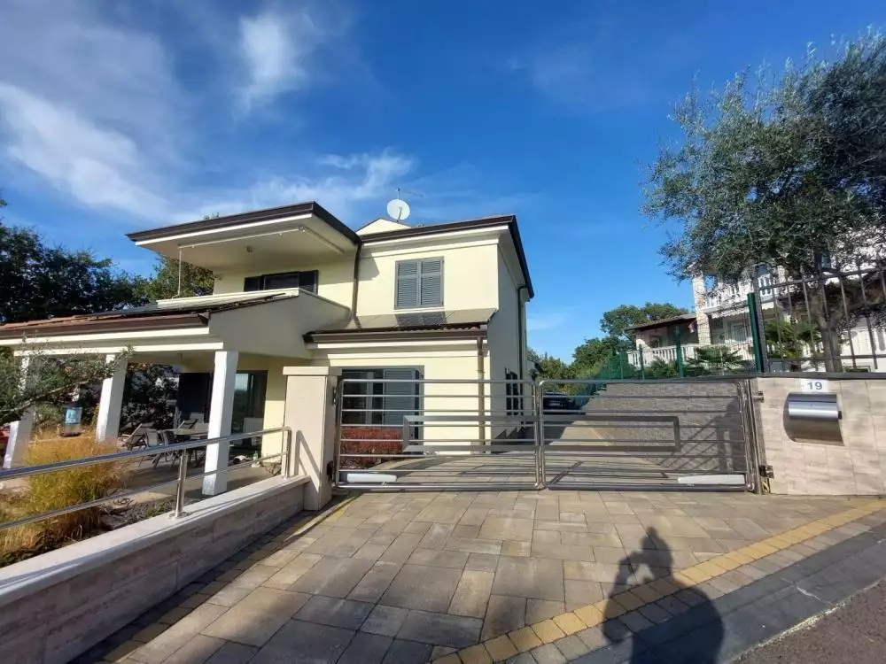 Villa 390m² in Croatia, Rovinj. Priced at 900000€ rent photo-6