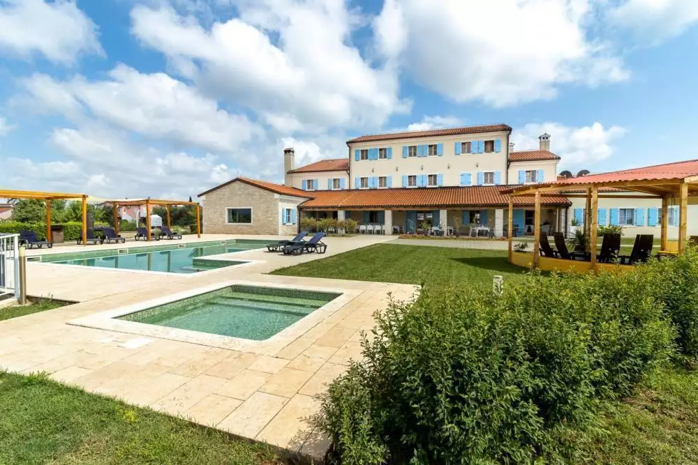 Hotels 900m² in Croatia, Pula. Priced at 3000000€ rent photo-2