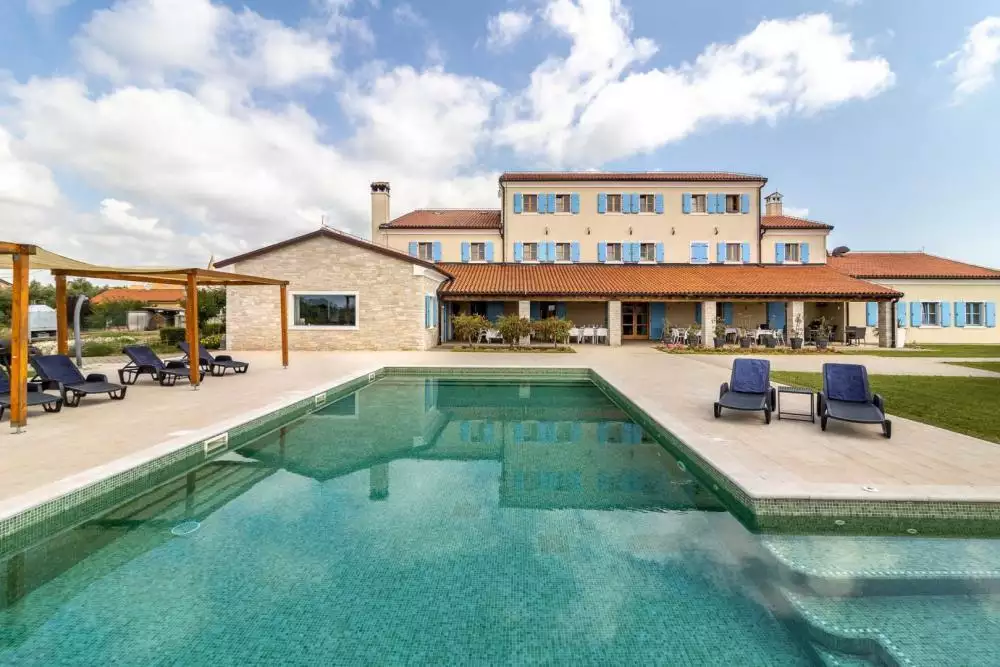 Hotels 900m² in Croatia, Pula. Priced at 3000000€ rent photo-1
