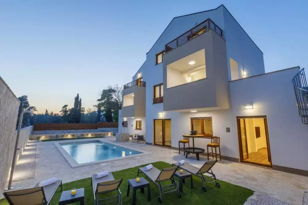 Villa 464m² in Croatia, Kastela. Priced at 1999999€ rent photo-1