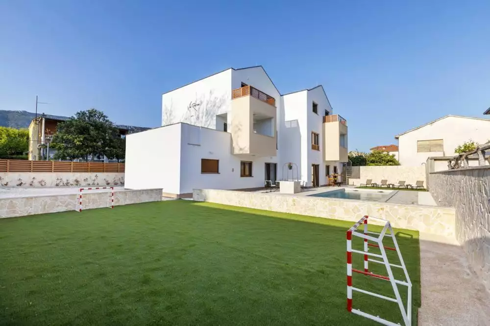 Villa 464m² in Croatia, Kastela. Priced at 1999999€ rent photo-11