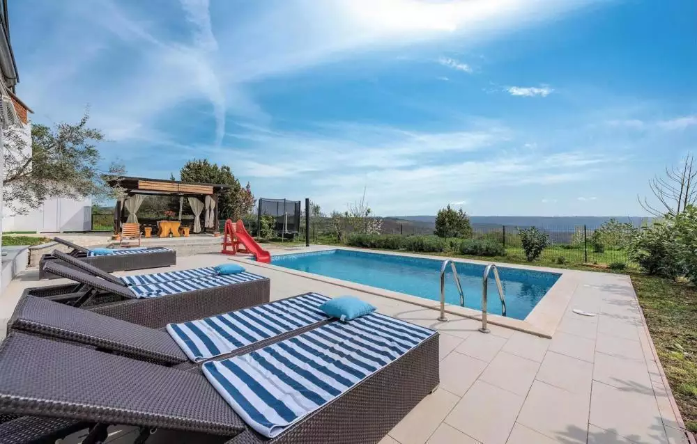 Villa 220m² in Croatia, Brtonigla. Priced at 550000€ rent photo-3
