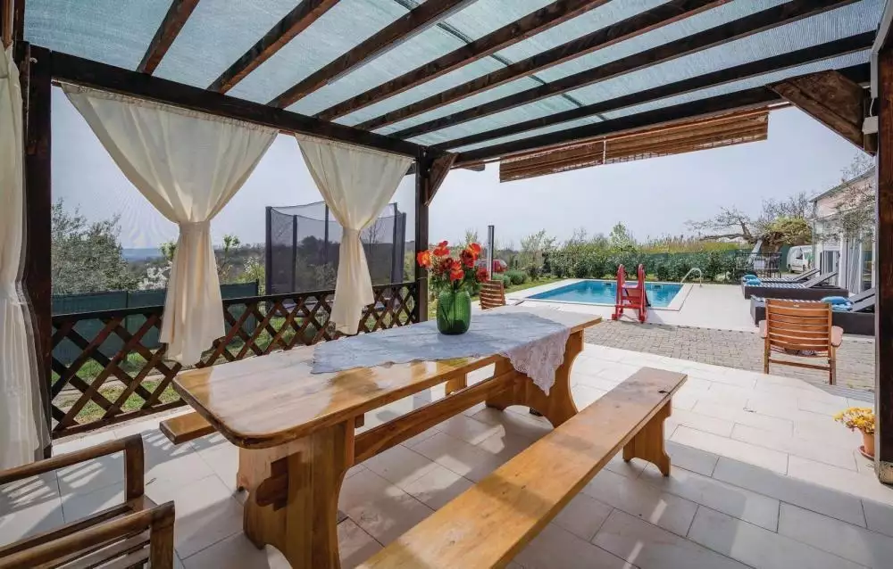Villa 220m² in Croatia, Brtonigla. Priced at 550000€ rent photo-4