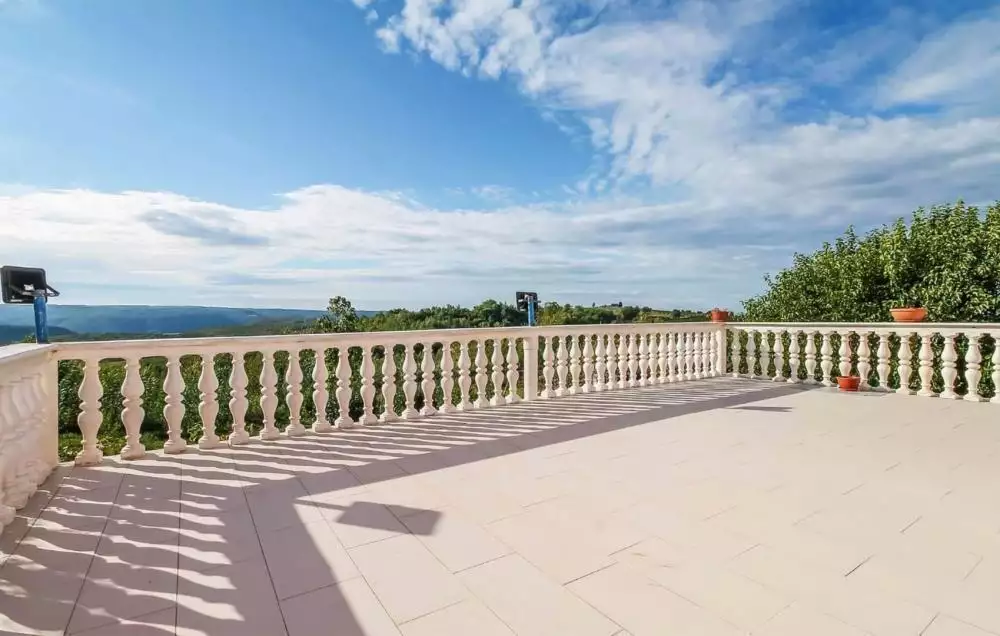 Villa 220m² in Croatia, Brtonigla. Priced at 550000€ rent photo-5