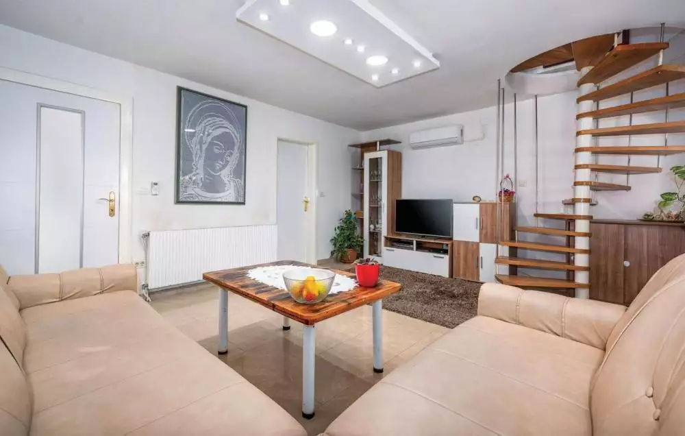 Villa 220m² in Croatia, Brtonigla. Priced at 550000€ rent photo-7