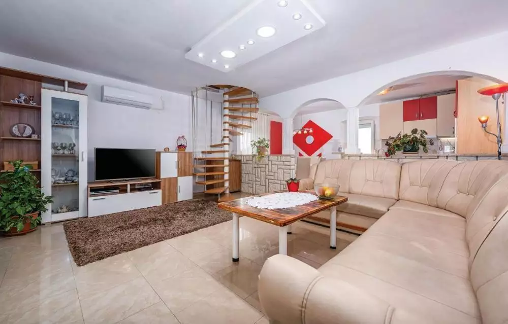 Villa 220m² in Croatia, Brtonigla. Priced at 550000€ rent photo-8