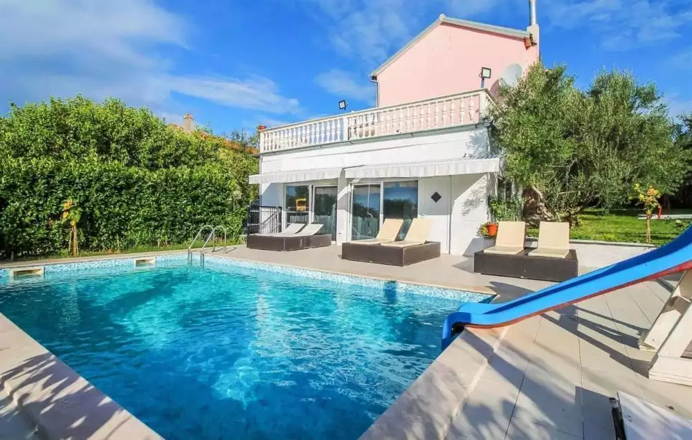 Villa 220m² in Croatia, Brtonigla. Priced at 550000€ rent photo-1