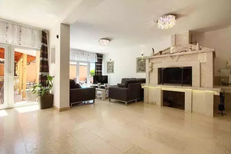 Villa 360m² in Croatia, Medulin. Priced at 800000€ rent photo-2