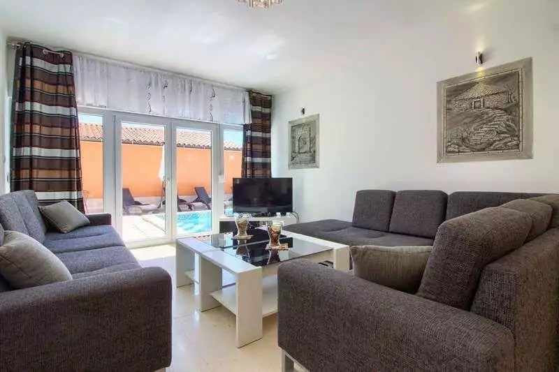 Villa 360m² in Croatia, Medulin. Priced at 800000€ rent photo-3