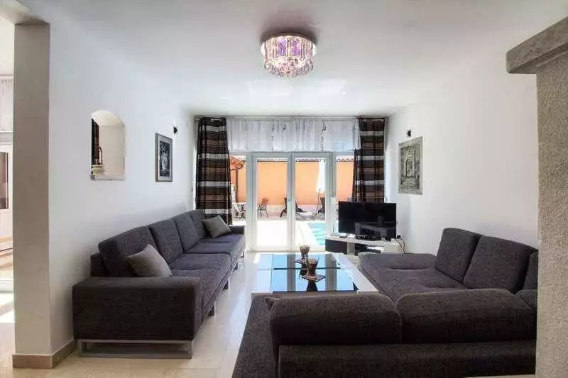 Villa 360m² in Croatia, Medulin. Priced at 800000€ rent photo-4