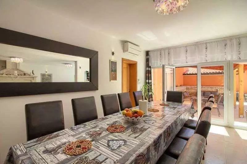 Villa 360m² in Croatia, Medulin. Priced at 800000€ rent photo-7