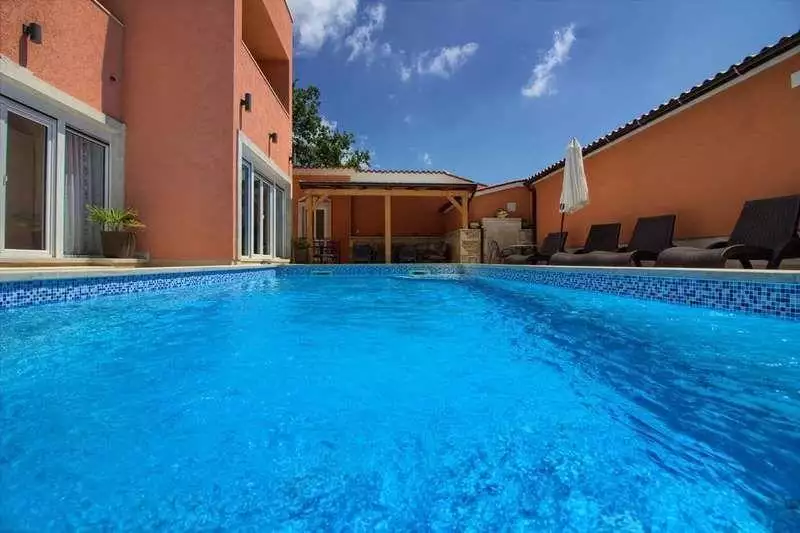 Villa 360m² in Croatia, Medulin. Priced at 800000€ rent photo-15