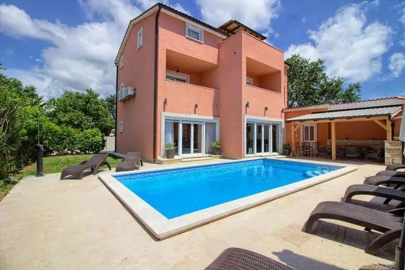 Villa 360m² in Croatia, Medulin. Priced at 800000€ rent photo-1