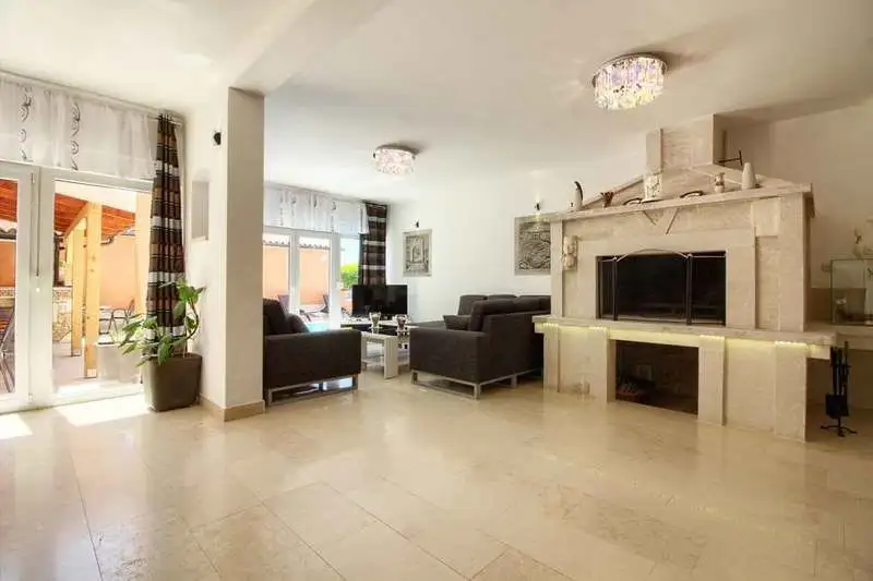 Villa 360m² in Croatia, Medulin. Priced at 800000€ rent photo-5