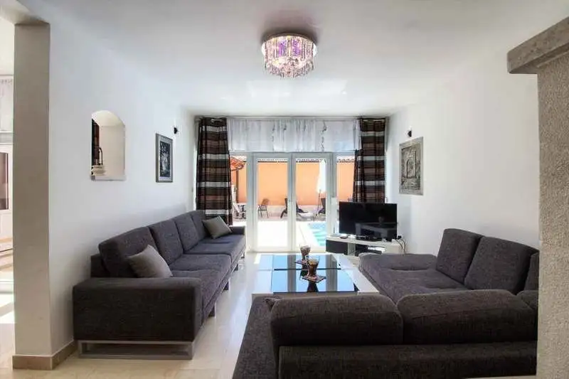 Villa 360m² in Croatia, Medulin. Priced at 800000€ rent photo-7