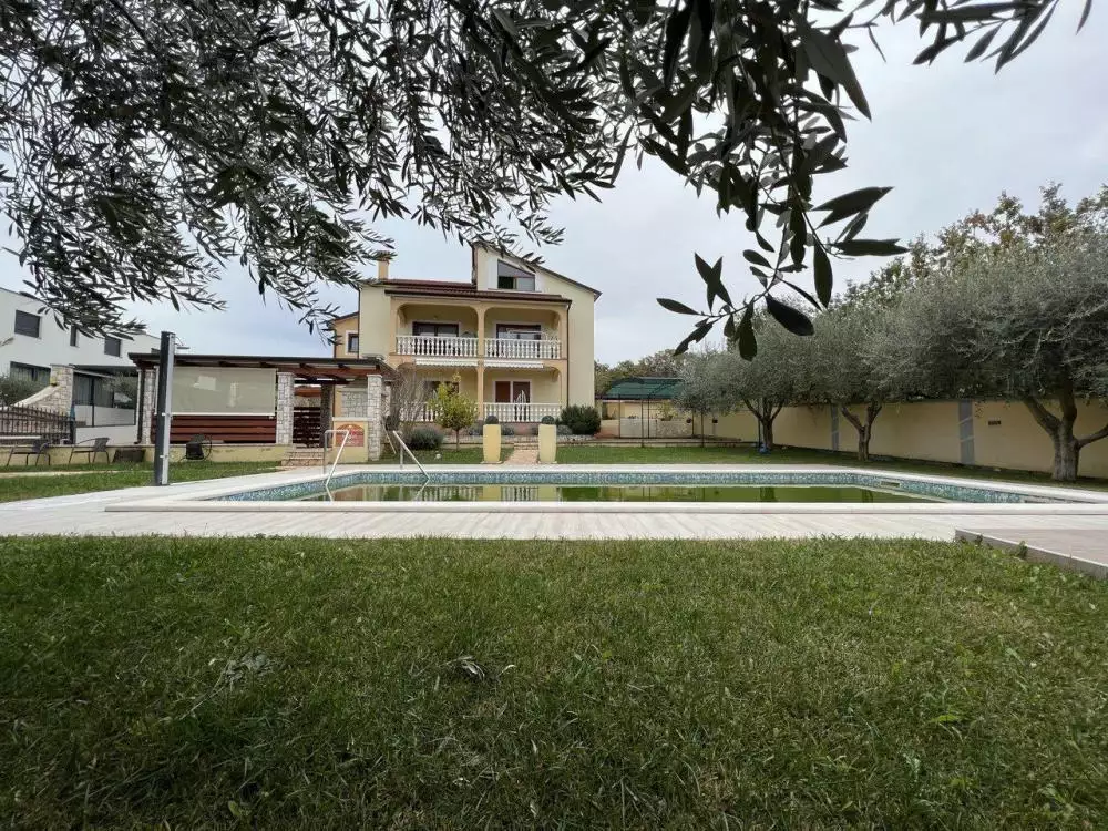 Hotels 550m² in Croatia, Umag. Priced at 750000€ rent photo-1