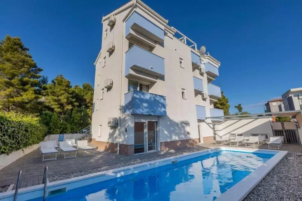 Hotels 468m² in Croatia, Podstrana. Priced at 1100000€ rent photo-1