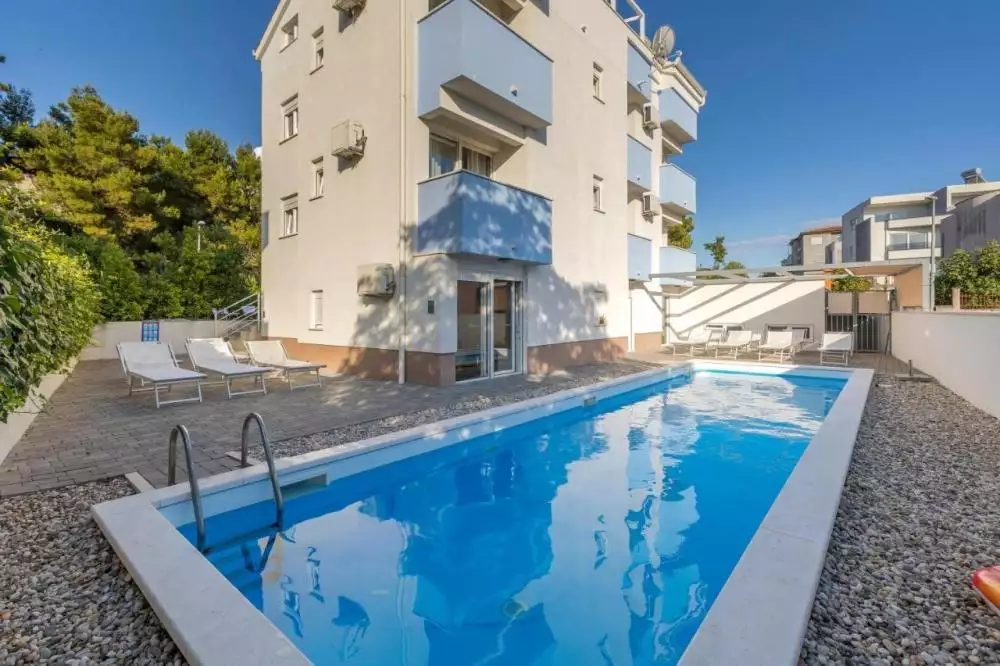 Hotels 468m² in Croatia, Podstrana. Priced at 1100000€ rent photo-3