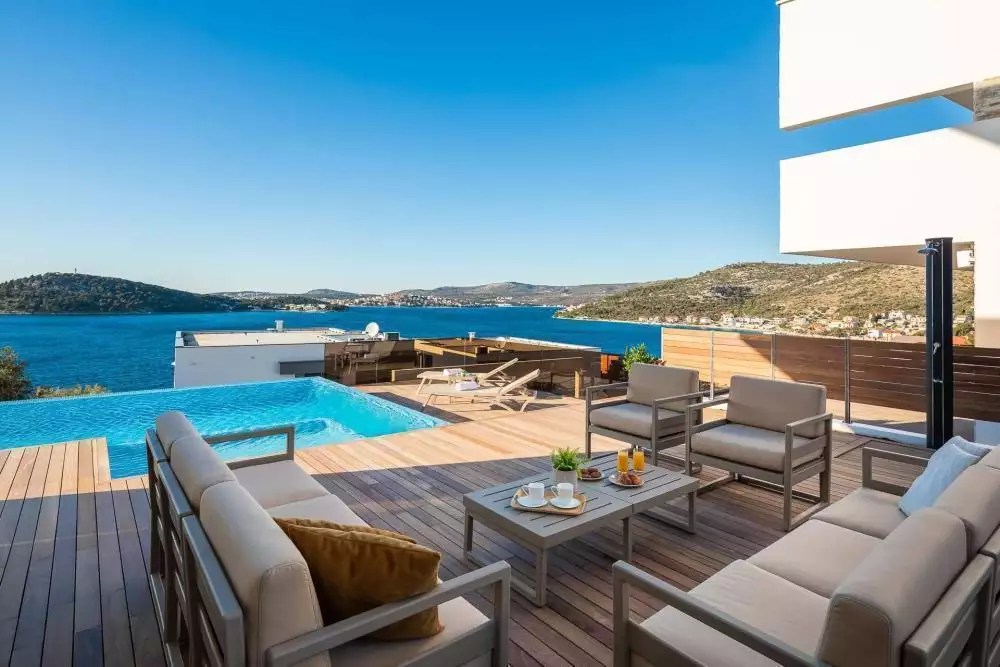 Villa 260m² in Croatia, Rogoznica. Priced at 1480000€ rent photo-3