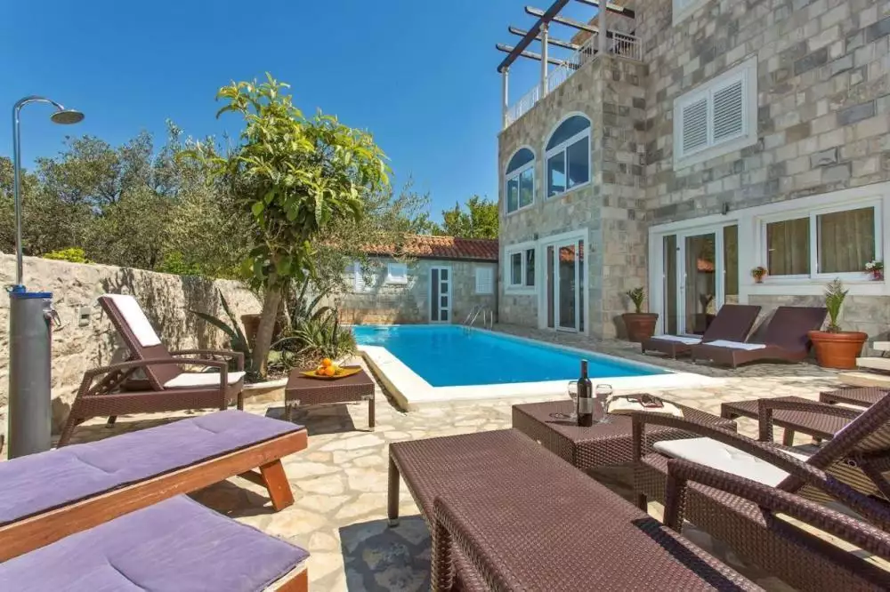 Hotels 400m² in Croatia, Zaton. Priced at 1780000€ rent photo-3