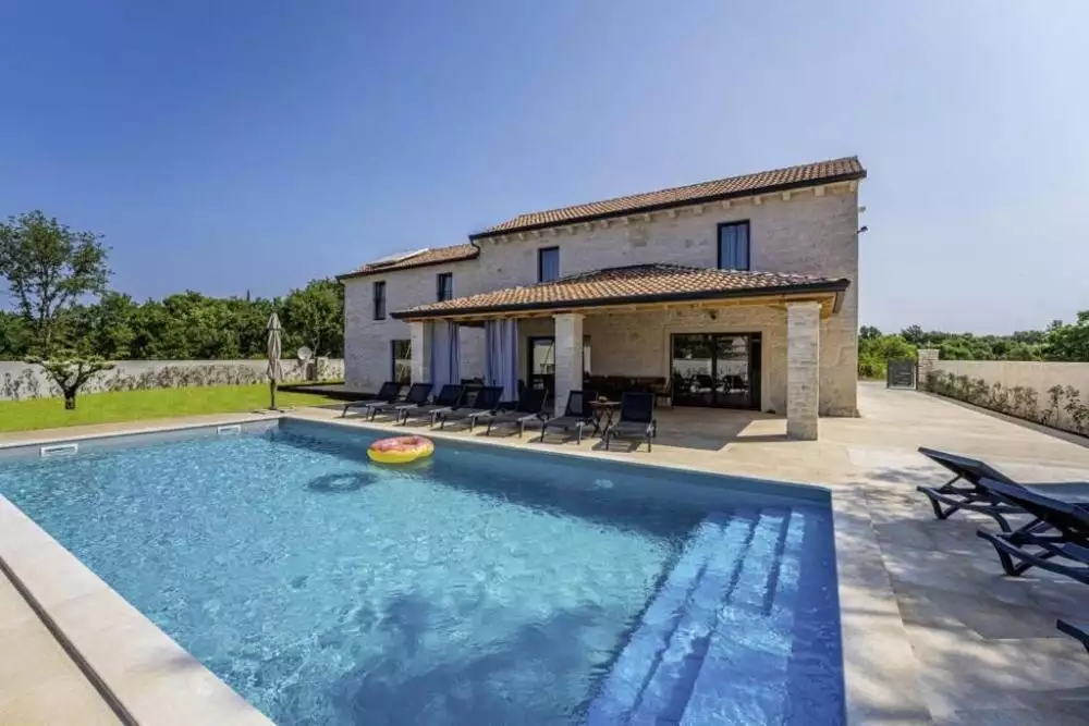 Villa 200m² in Croatia, Kanfanar. Priced at 750000€ rent photo-1