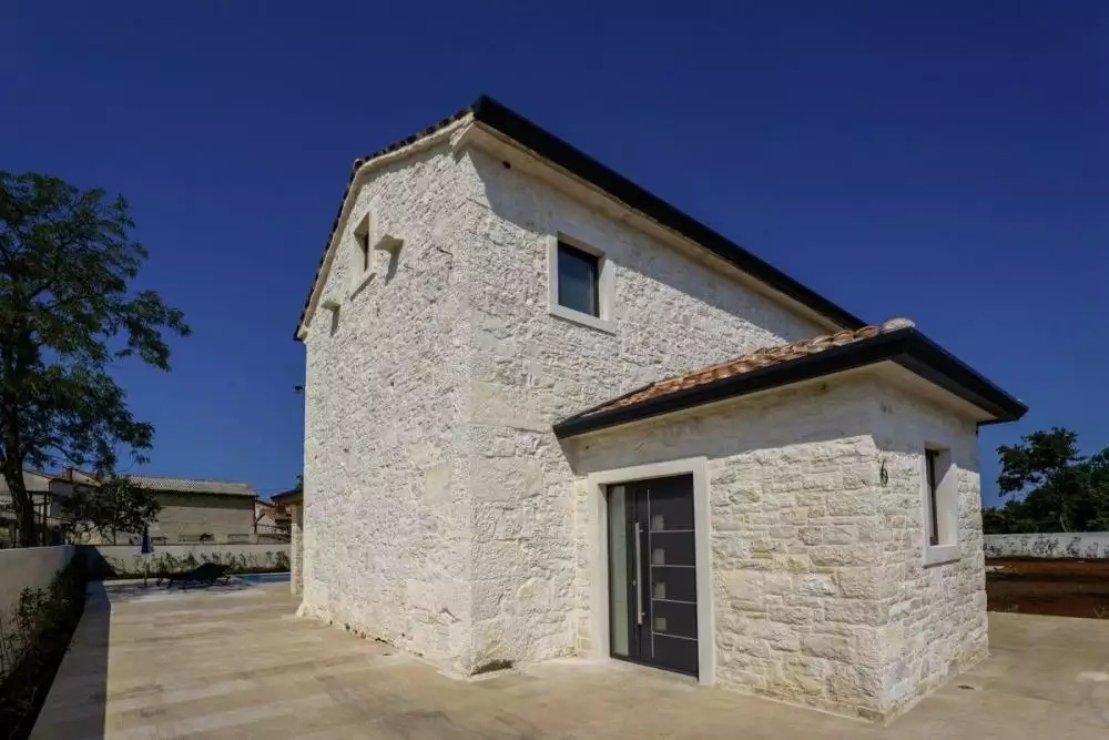 Villa 200m² in Croatia, Kanfanar. Priced at 750000€ rent photo-2