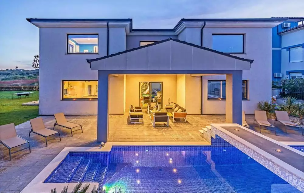 Villa 380m² in Croatia, Medulin. Priced at 1500000€ rent photo-2