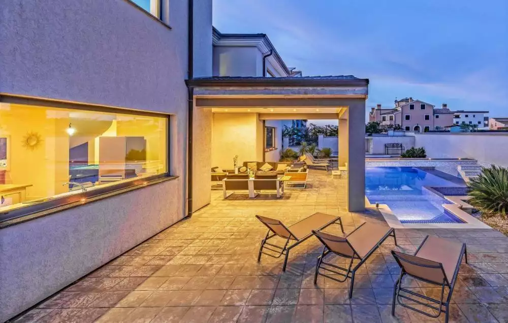 Villa 380m² in Croatia, Medulin. Priced at 1500000€ rent photo-3