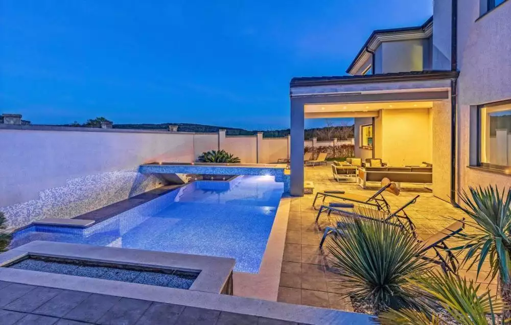 Villa 380m² in Croatia, Medulin. Priced at 1500000€ rent photo-4