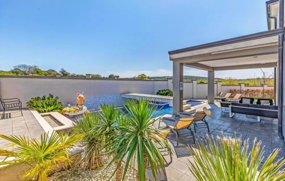 Villa 380m² in Croatia, Medulin. Priced at 1500000€ rent photo-5