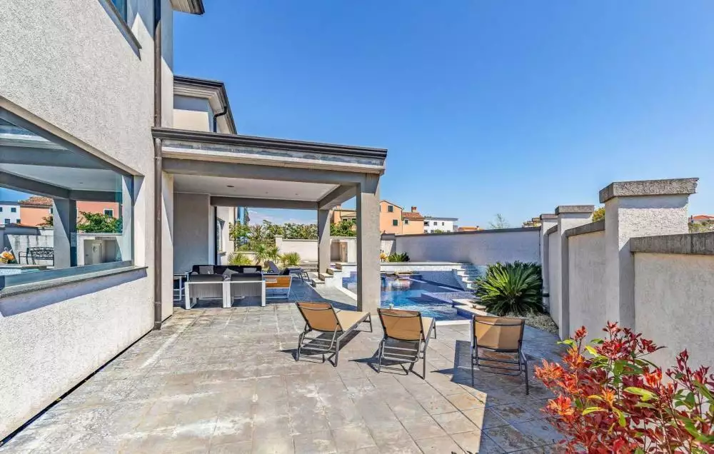 Villa 380m² in Croatia, Medulin. Priced at 1500000€ rent photo-6