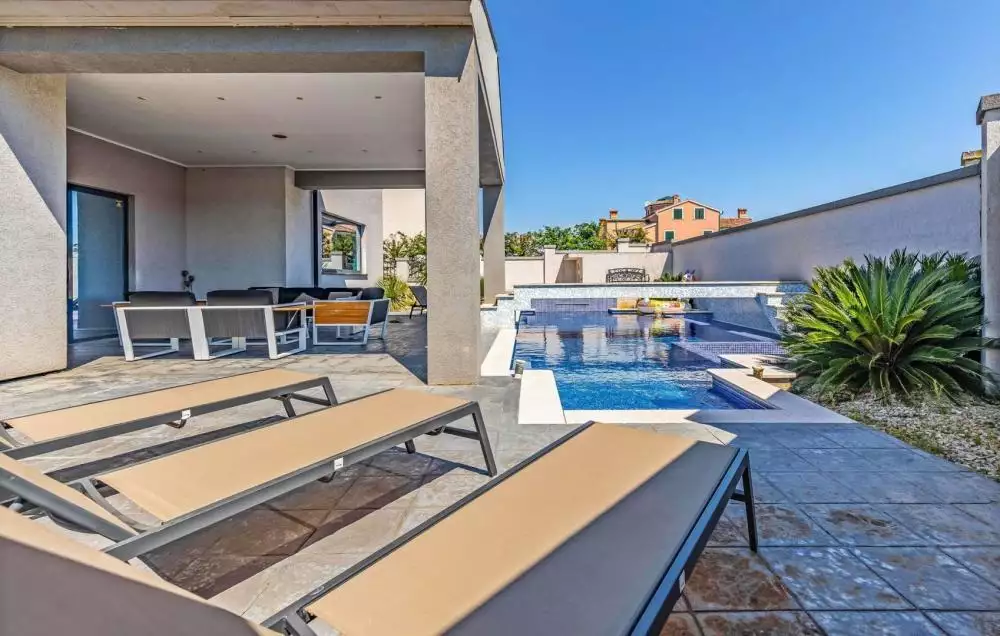 Villa 380m² in Croatia, Medulin. Priced at 1500000€ rent photo-7