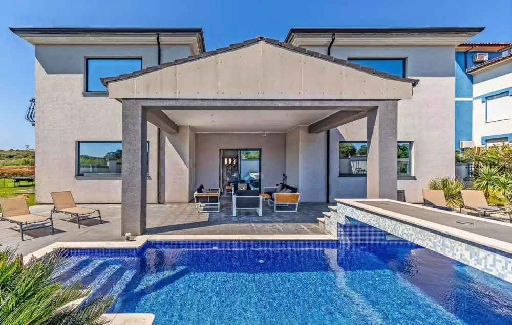 Villa 380m² in Croatia, Medulin. Priced at 1500000€ rent photo-9