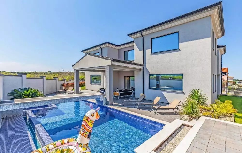Villa 380m² in Croatia, Medulin. Priced at 1500000€ rent photo-10