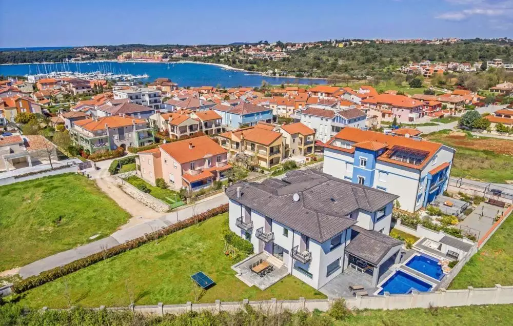 Villa 380m² in Croatia, Medulin. Priced at 1500000€ rent photo-14