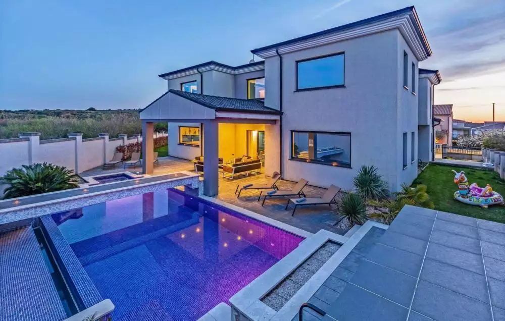 Villa 380m² in Croatia, Medulin. Priced at 1500000€ rent photo-1