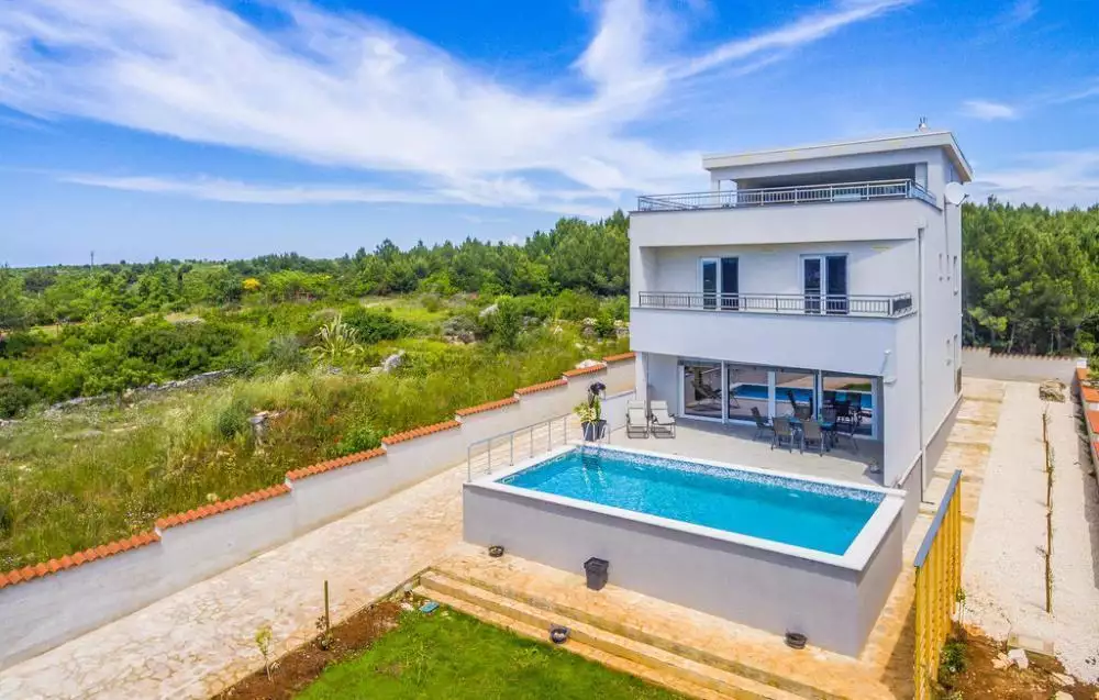 Villa 175m² in Croatia, Medulin. Priced at 1300000€ rent photo-2